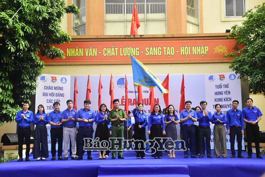 Trao cờ lệnh Chiến dịch Thanh niên tình nguyện hè cho đại diện đoàn cấp huyện và đoàn trực thuộc.