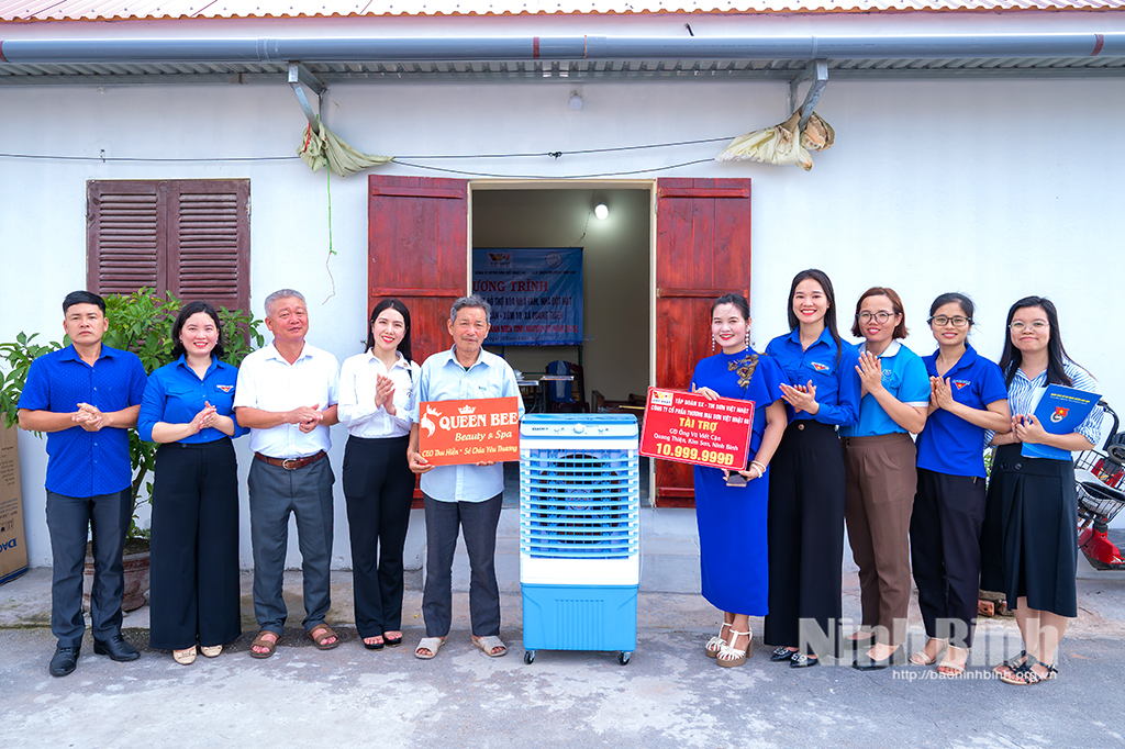 Representatives of the units presented resources to support the demolition of temporary and dilapidated houses for Mr. Vu Viet Can's family in hamlet 10, Quang Thien commune.