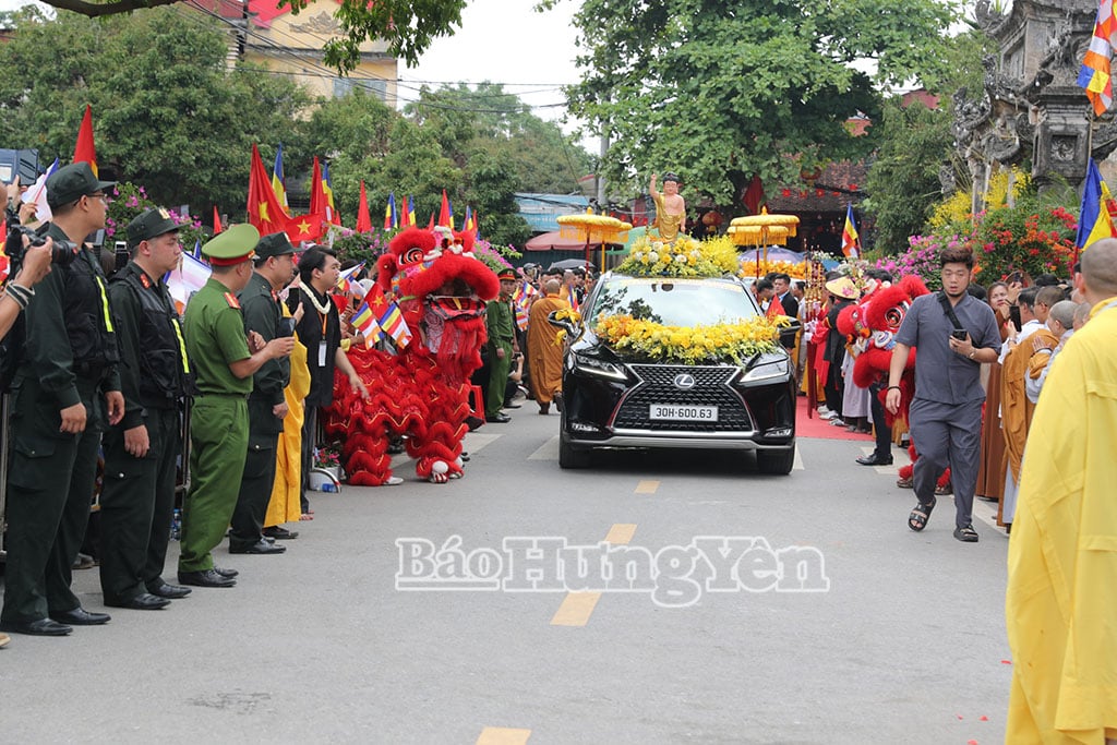 Der Konvoi, der die Reliquien Buddhas von der Chuong-Pagode zum Flughafen Noi Bai eskortiert