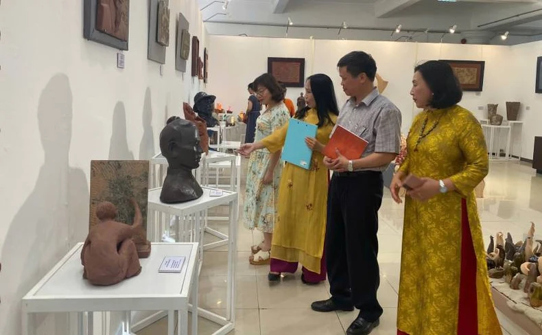 បំភ្លឺភ្លើងពីផែនដី - គ្រឿងស្មូន Hue ឧទ្ទិសដល់ពូ ហូ រូបថត ១