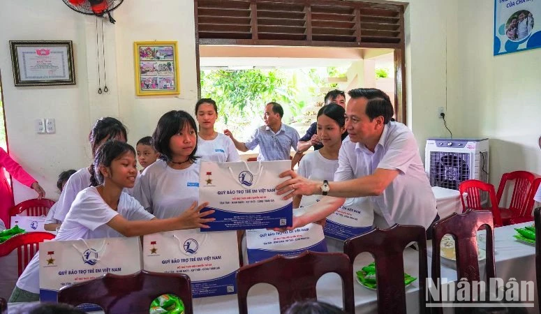 Le vice-Premier ministre Tran Hong Ha assiste à la cérémonie de lancement du Mois d'action pour les enfants 2024 photo 13