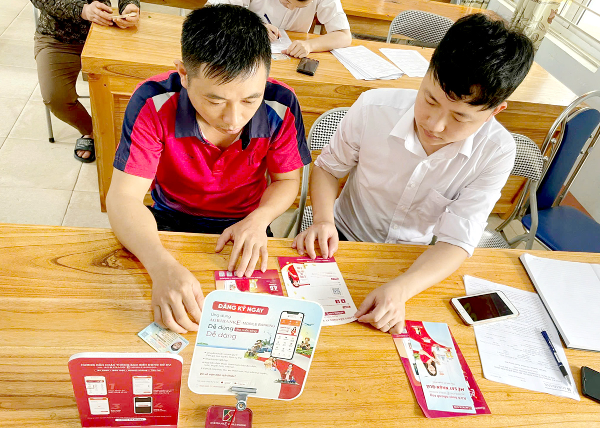 Cán bộ Agribank tư vấn, giới thiệu sản phẩm tới khách hàng.