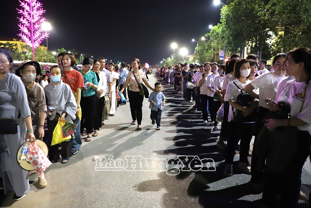 មនុស្ស​ម្នា​តម្រង់​ជួរ​ដើម្បី​ថ្វាយ​បង្គំ​ព្រះ​សារីរិកធាតុ​ពេញ​មួយ​យប់