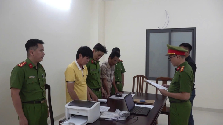 Khởi tố, bắt tạm giam 2 huấn luyện viên bóng đá Khánh Hòa - Ảnh 1.