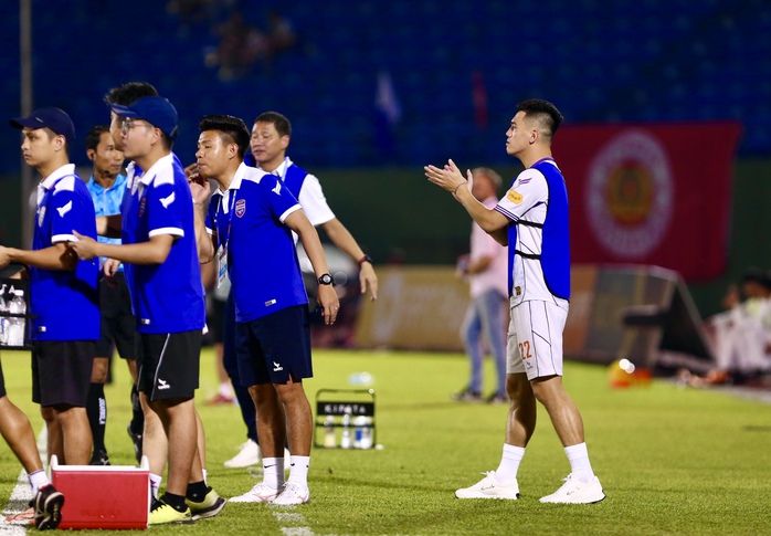 Tiến Linh gục mặt và muôn vàn cảm xúc khi ngồi ngoài hết trận - Ảnh 5.