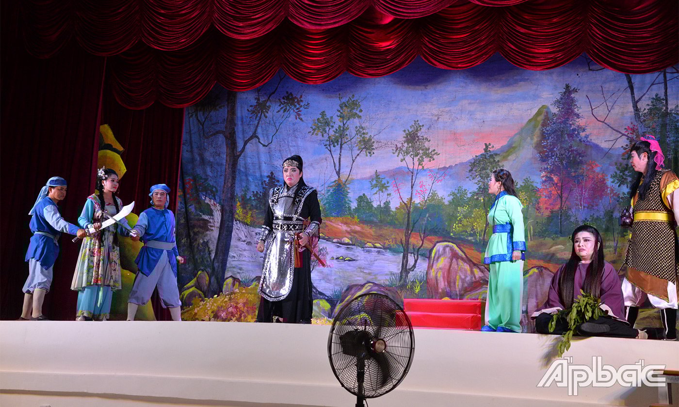 Artists performing in the Tri Am Nocturne Program held at Mr. Nam Tu Theater, My Tho City. Photo: GIA TUE