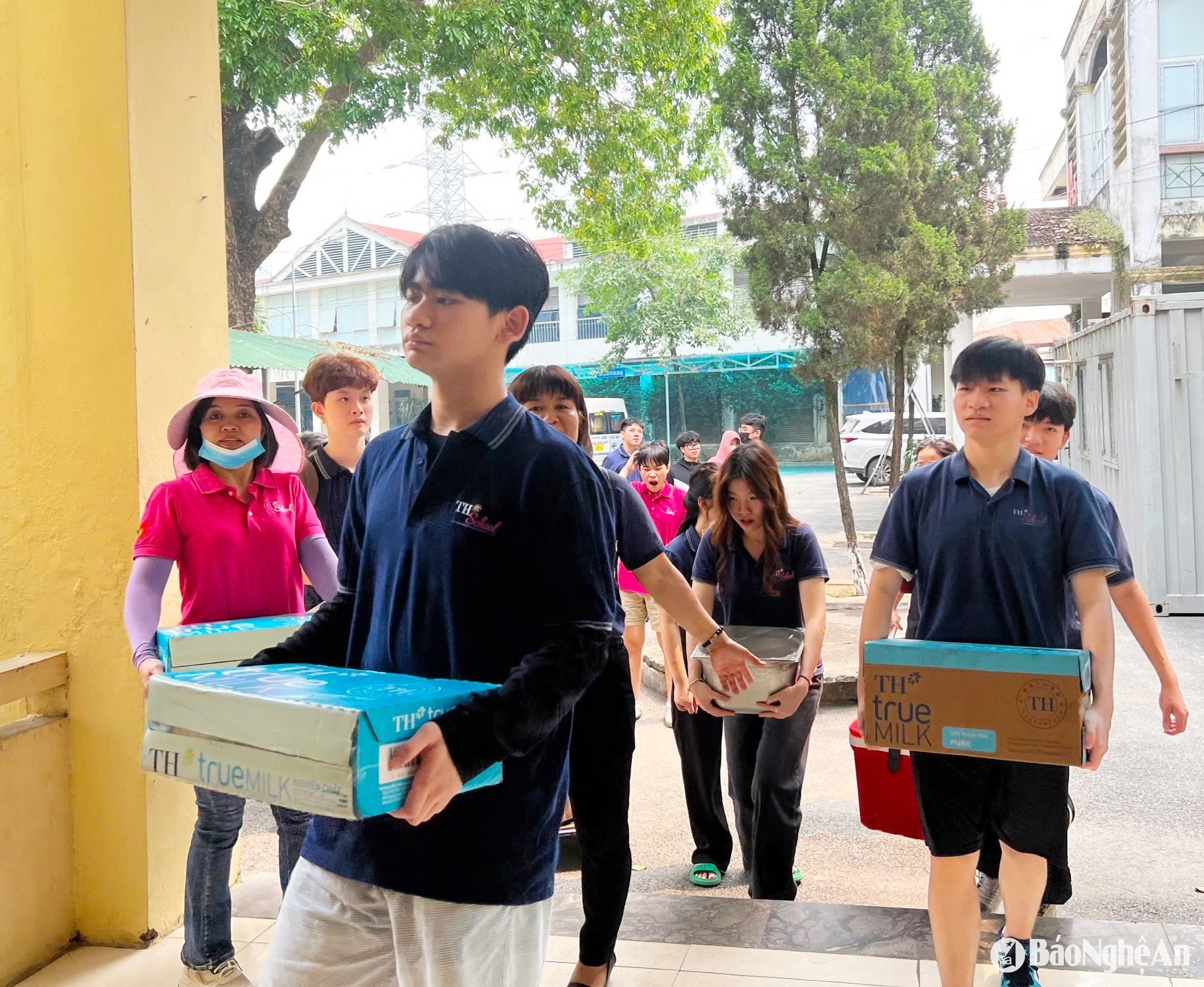  Hai anh am Gia Phú vfa Gia Khang tham gia các hoạt động thiện nguyện do TH School Vinh tô chức. Ảnh- TH School