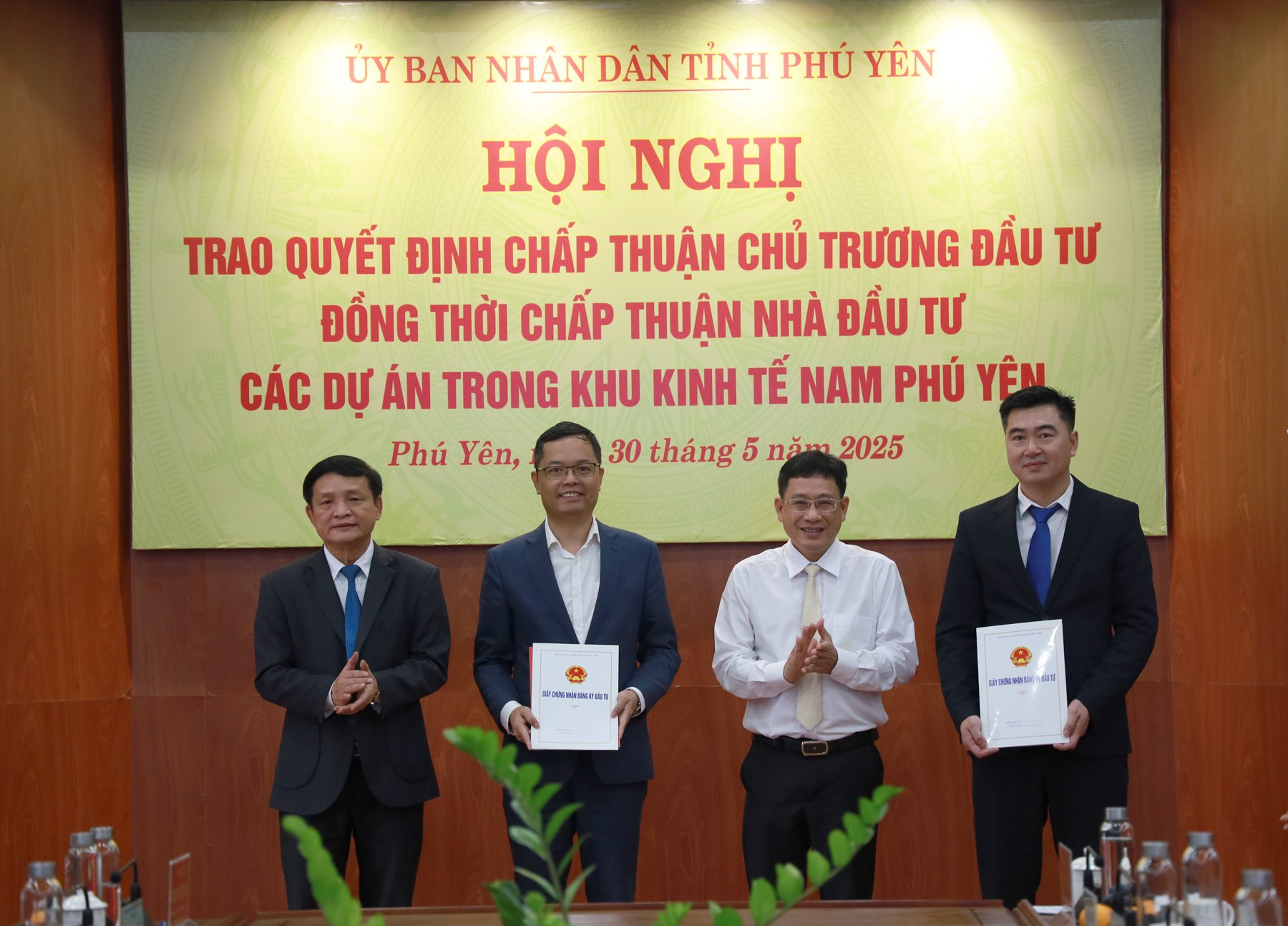 Phó Chủ tịch thường trực UBND tỉnh Lê Tấn Hổ và Trưởng Ban Quản lý Khu Kinh tế Phú Yên Huỳnh Lữ Tân trao Quyết định chấp thuận chủ trương đầu tư đồng thời chấp thuận nhà đầu tư và chứng nhận đầu tư cho các nhà đầu tư. Ảnh: KHÁNH HÀ