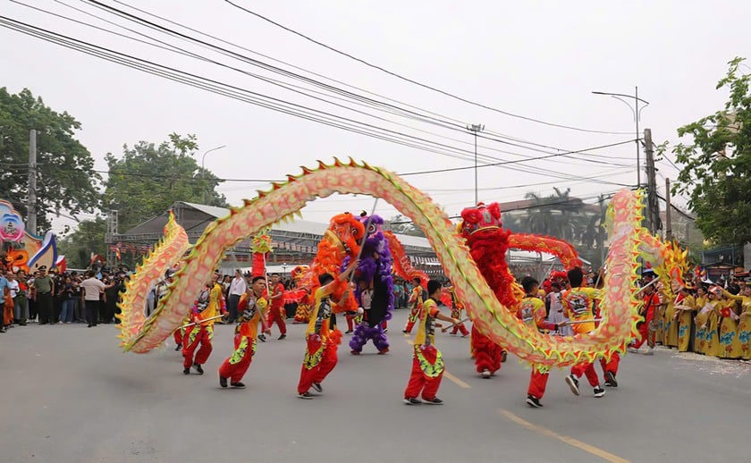 Hoạt động múa lân, múa rồng chào đón, cung nghinh Xá lợi Đức Phật.(ảnh Báo Hưng Yên)
