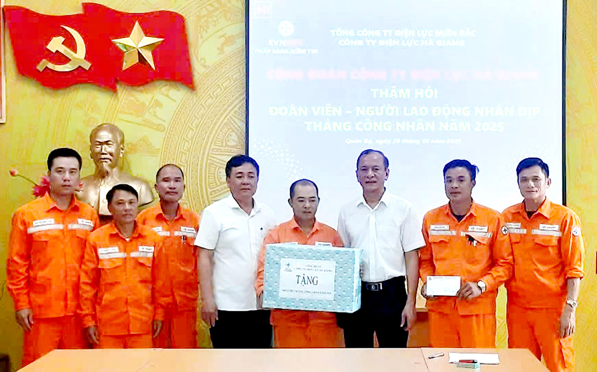 สหภาพแรงงานการไฟฟ้าห่าซางเข้าเยี่ยมชมและมอบของขวัญแก่สมาชิกสหภาพแรงงานและพนักงานของการไฟฟ้ากวานบา  