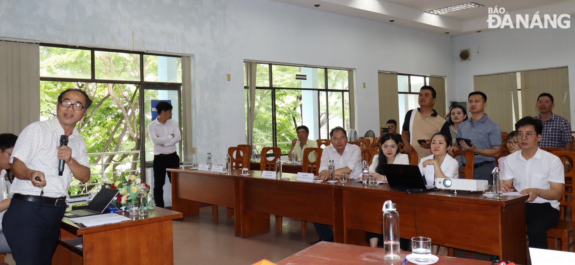 Los líderes del Centro de Desarrollo del Fondo de Tierras de la Ciudad de Da Nang (portada izquierda) anunciaron públicamente los resultados de la apertura y revisión de los archivos de registro de arrendamiento de tierras a corto plazo. Foto: HOANG HIEP