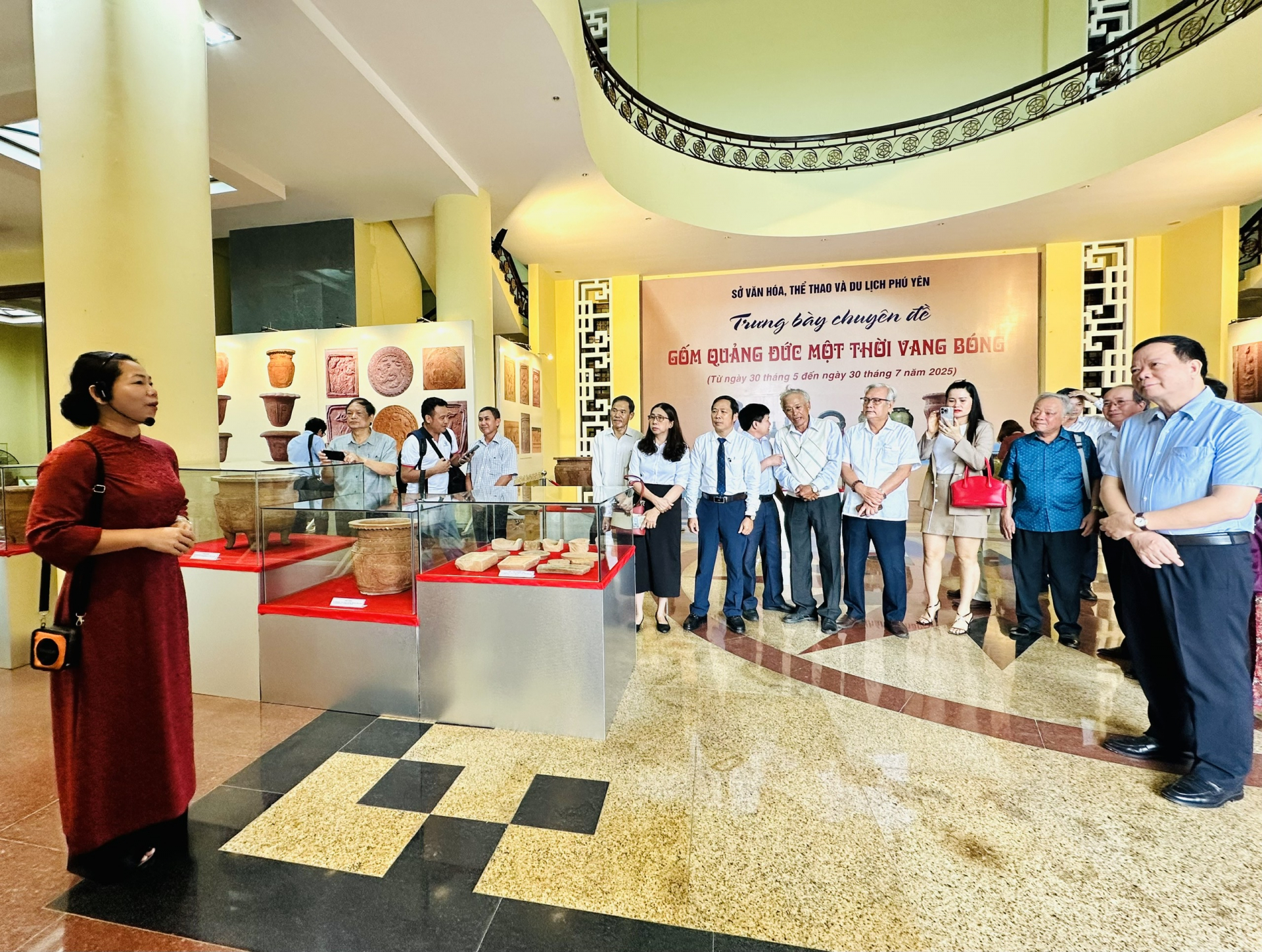Các đại biểu tham quan Bảo tàng Phú Yên - nơi đang trưng bày chuyên đề “Gốm Quảng Đức một thời vang bóng”. Ảnh: YÊN LAN