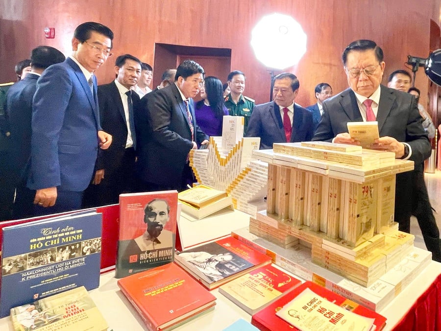 cac-dai-bieu-tham-quan-tim-hieu-ve-nhung-tac-pham-dat-giai-thuong-sang-tac-quang-ba-tac-pham-van-hoc-nghe-thuat-bao-chi-ve-chu-de-hoc-va-lam-theo-bac-anh-minh-phuong.jpg