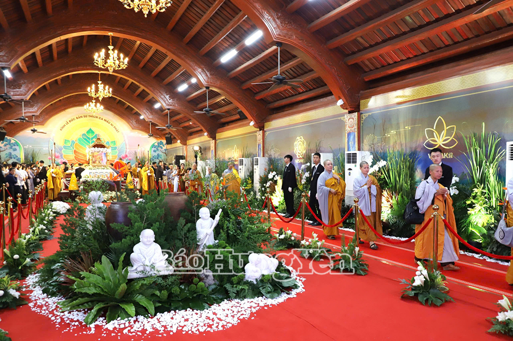 ព្រះសង្ឃ ដូនជី និងពុទ្ធបរិស័ទ ថ្វាយបង្គំព្រះសារីរិកធាតុ