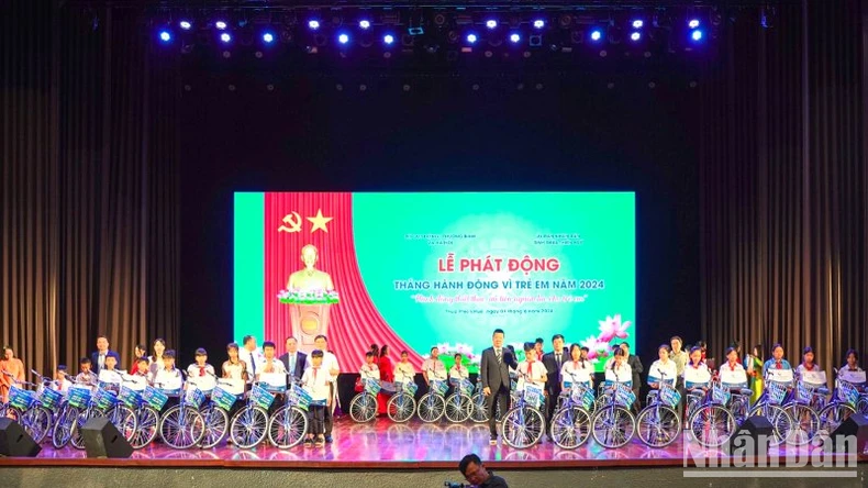 Le vice-Premier ministre Tran Hong Ha assiste à la cérémonie de lancement du Mois d'action pour les enfants 2024 photo 11