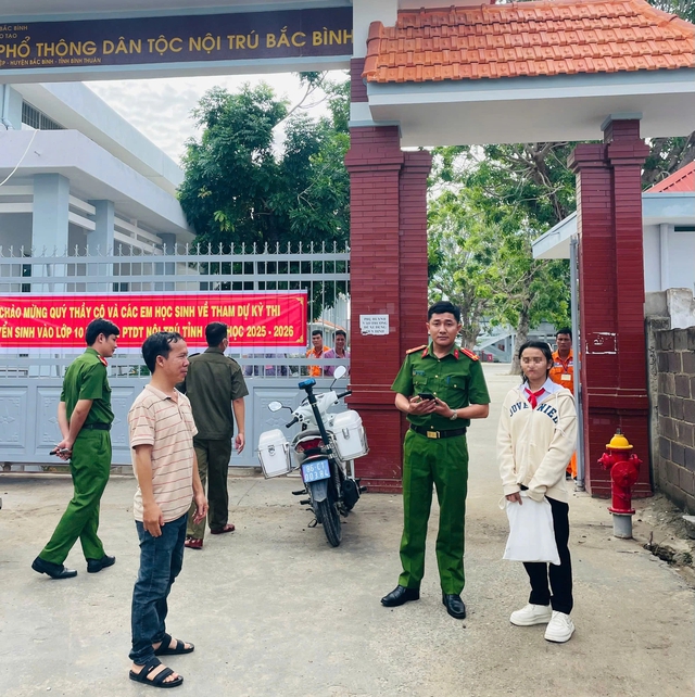 Bình Thuận: Cảnh sát cứu thí sinh đi nhầm điểm thi kịp giờ - Ảnh 1.