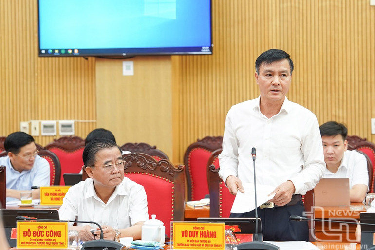 Đồng chí Trưởng Ban Tuyên giáo và Dân vận Tỉnh ủy Thái Nguyên Vũ Duy Hoàng trình bày nội dung dự thảo Báo cáo chính trị.