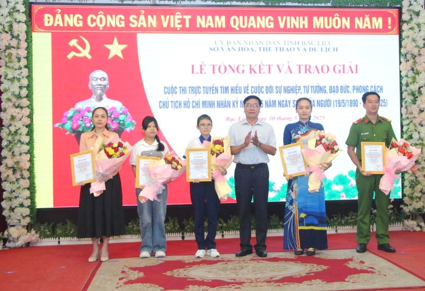 Ông Thái Quốc Lưu - Quyền Giám đốc Sở Văn hóa, Thể thao và Du lịch tỉnh Bạc Liêu, trao giải Ba cho thí sinh tham gia Cuộc thi.