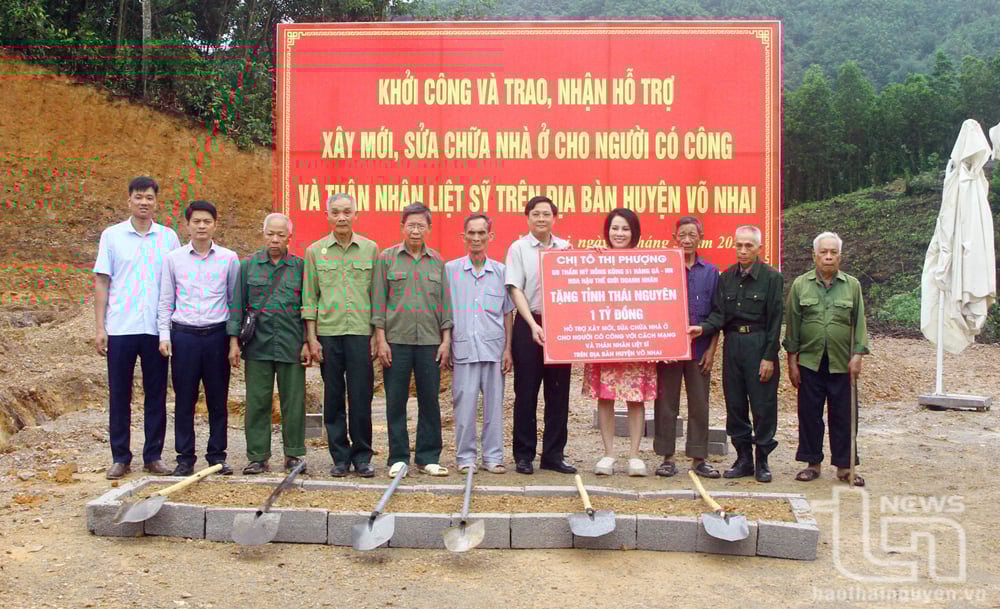Bà Tô Thị Phượng, Giám đốc Thẩm mỹ viện Hồng Kông, trao hỗ trợ sửa chữa, xây mới nhà cho 7 gia đình có công với cách mạng tại xã Lâu Thượng.