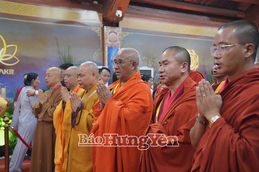 Các nhà sư Bhutan chiêm bái Xá lợi Đức Phật 