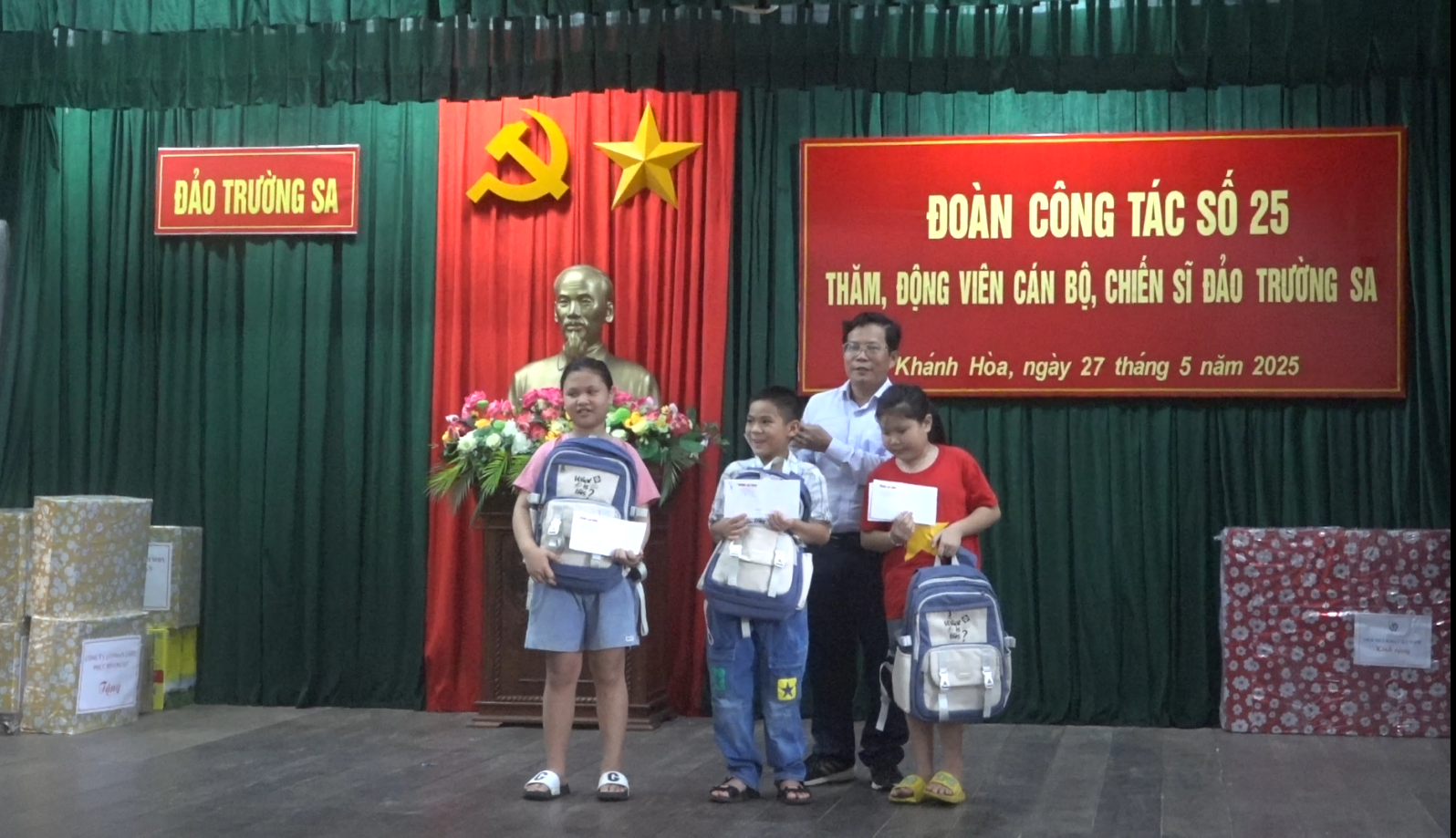 Hành trình 100 nhà báo đến với Trường Sa - Ảnh 10.
