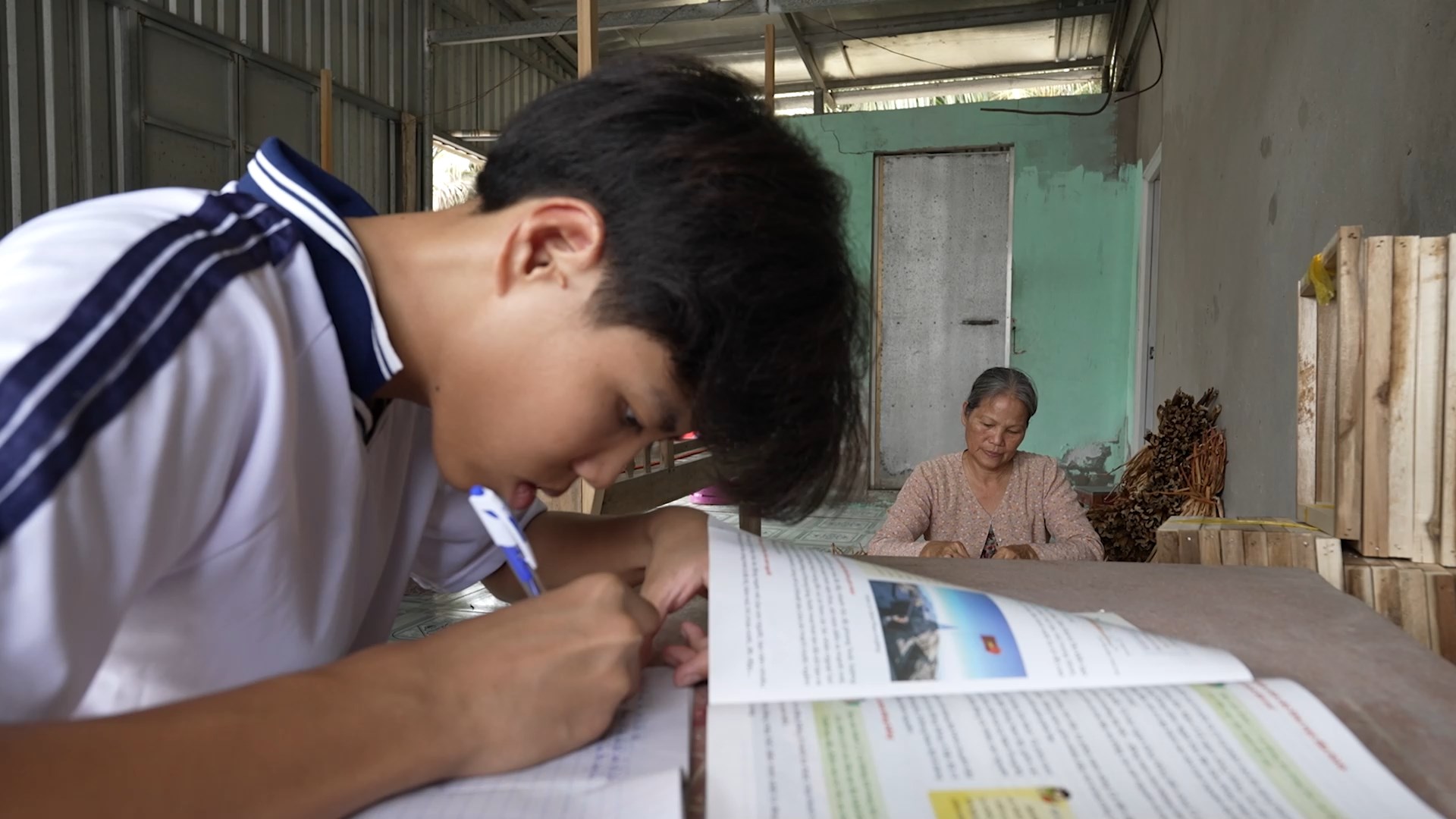 Em Phan Nguyễn Đức Dung luôn cố gắng học tập với mong muốn sớm có công việc ổn định để chăm sóc mẹ 