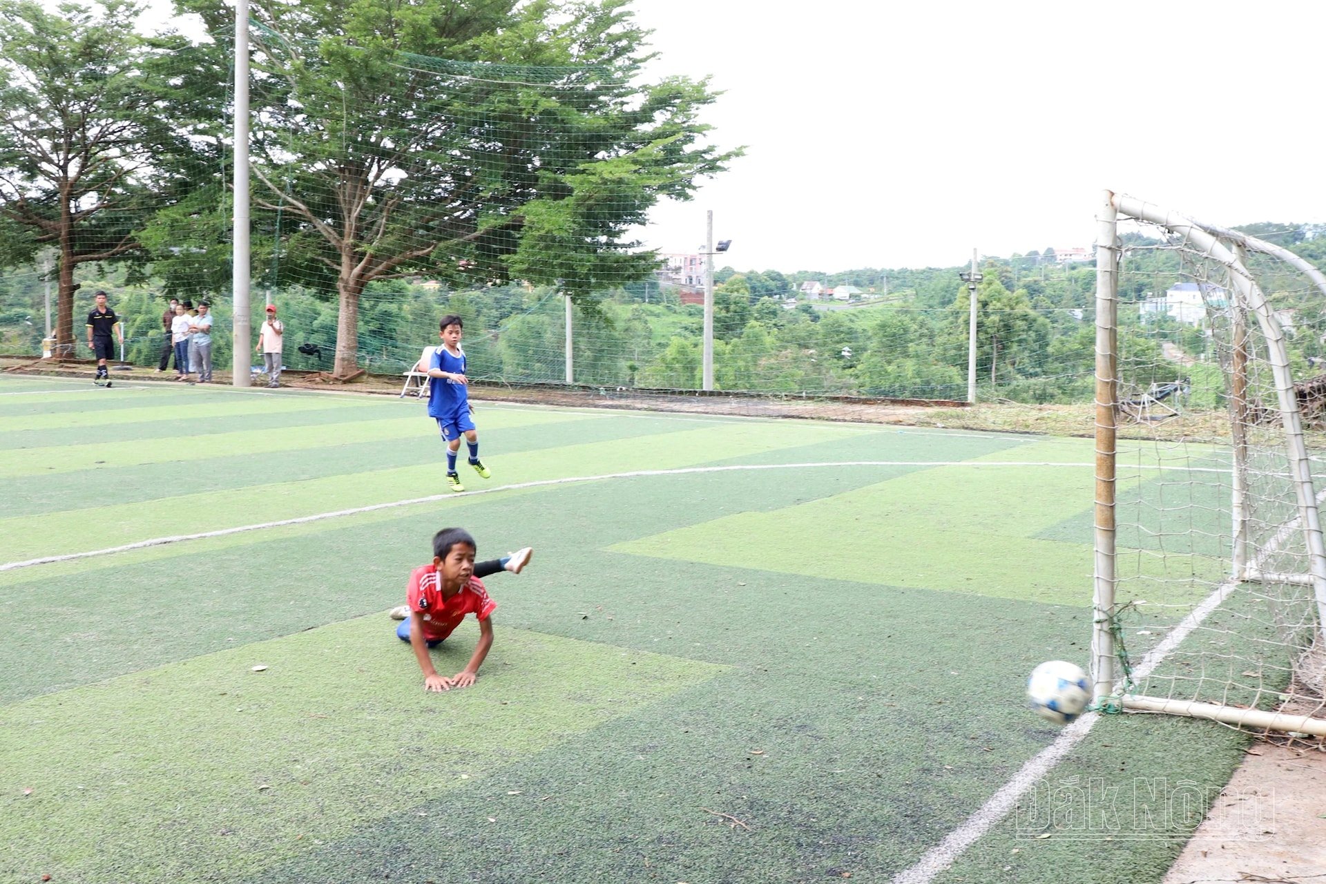 Các pha dứt điểm của U11 Đắk Glong chưa thể khiến thủ môn U11 Tuy Đức vào lưới nhặt bóng