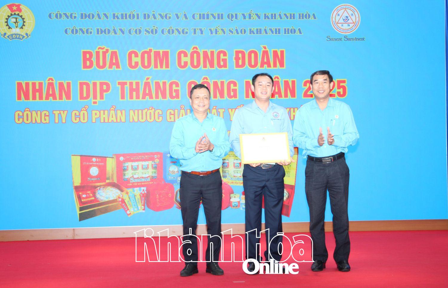 Lãnh đạo Liên đoàn Lao động tỉnh tặng bằng khen cho cá nhân có nhiều thành tích xuất sắc.