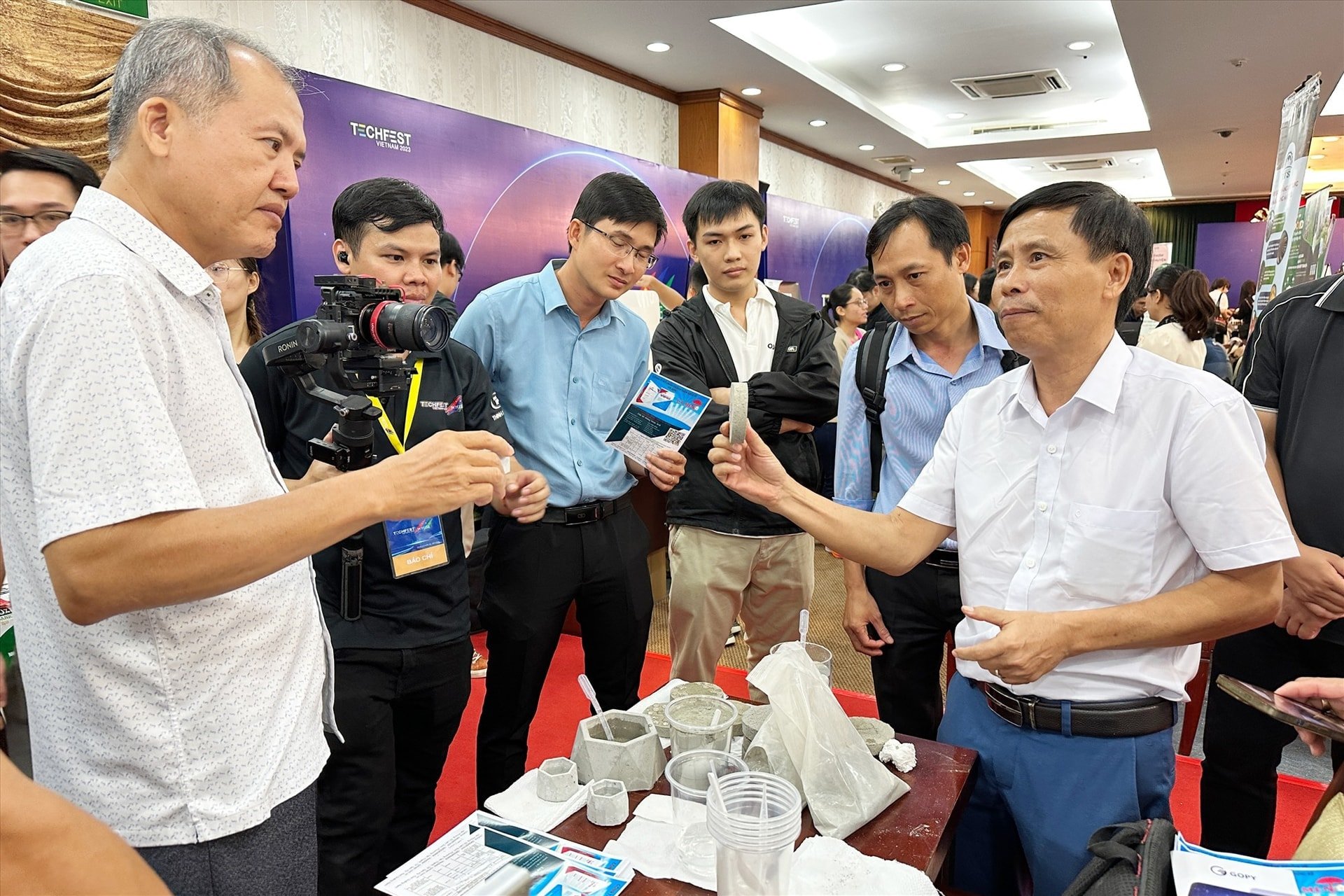 Mr. Dung introduces waterproof cement products at TechFest Whise 2023 event. Photo: PHAN VINH