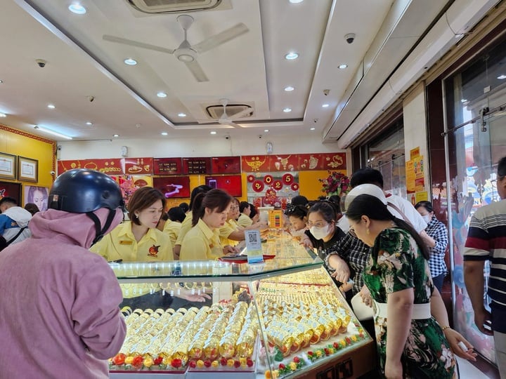 One reason SJC said its revenue is high but its profit is lower than other companies in the same industry is because it operates in the gold bar business, with low profit margins. (Illustration: Ha Linh)