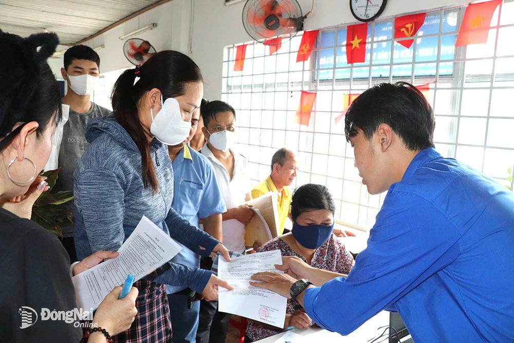 Viele Eltern kamen zum Dong Nai Technical College, um die Aufnahmeanträge ihrer Kinder einzureichen. Foto: H.Yen