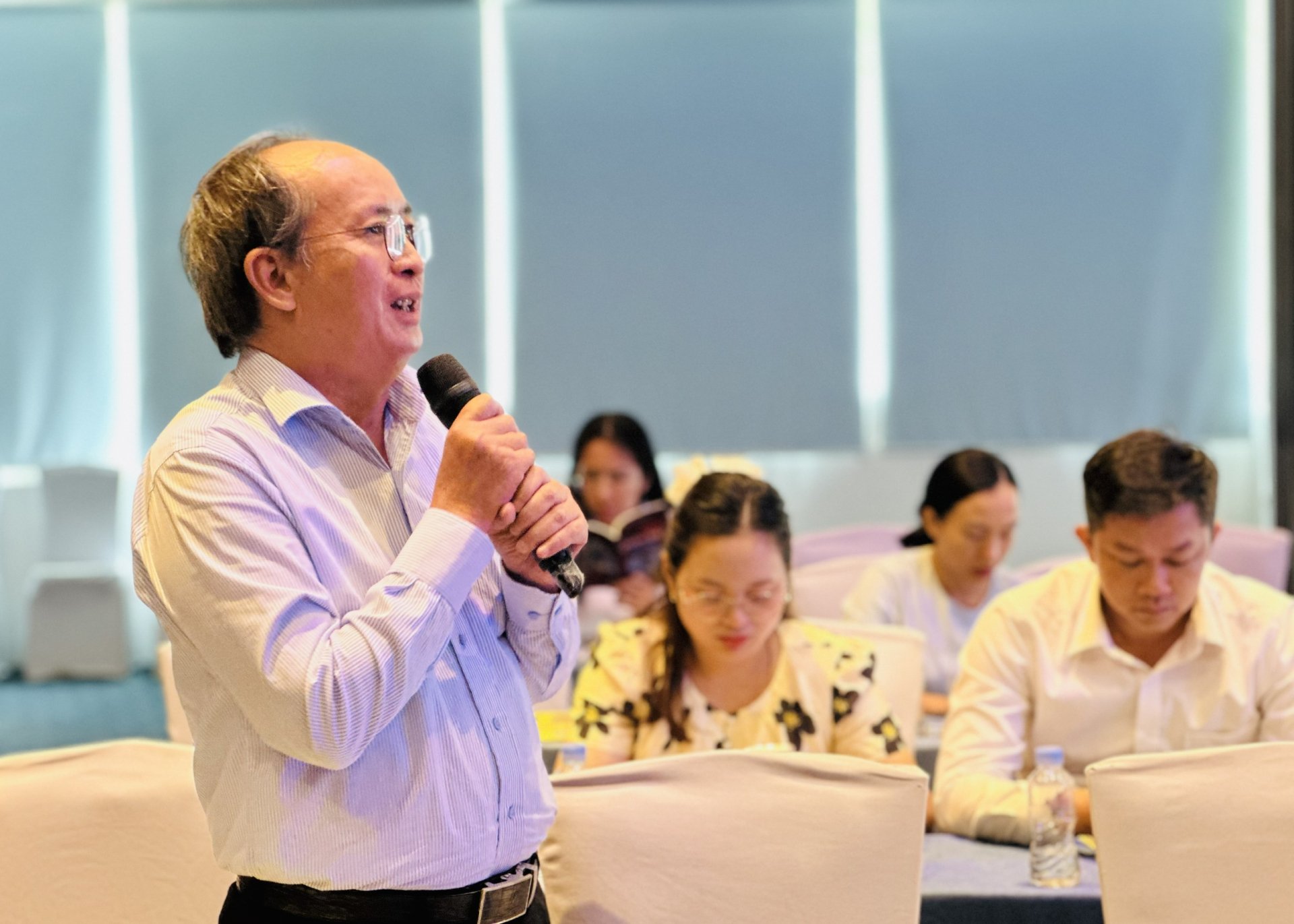 Đồng chí Phan Đình Phùng, nguyên Phó Chủ tịch UBND tỉnh, phát biểu tại hội thảo. Ảnh: YÊN LAN