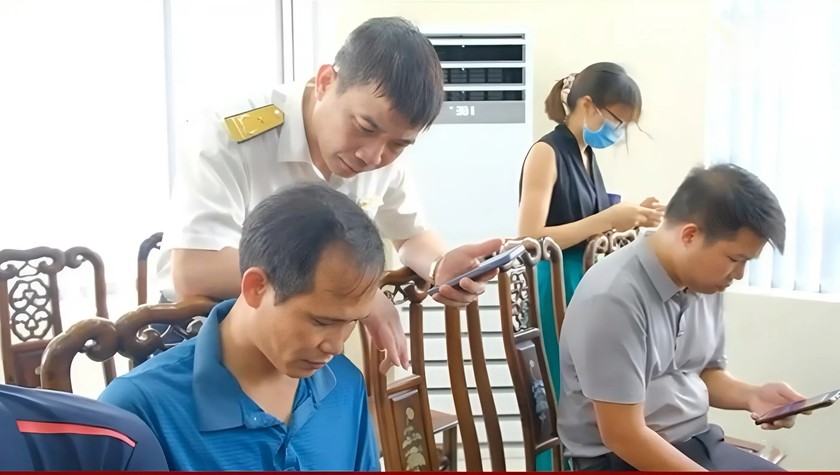 Cán bộ thuế liên hướng dẫn người kinh doanh sử dụng hóa đơn điện tử khởi tạo từ máy tính tiền.