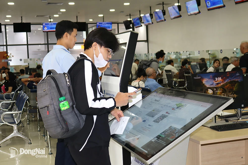 Người dân quét mã QR làm hồ sơ đất đai tại Văn phòng Đăng ký đất đai tỉnh Đồng Nai - chi nhánh Biên Hòa. Ảnh: H.Lộc