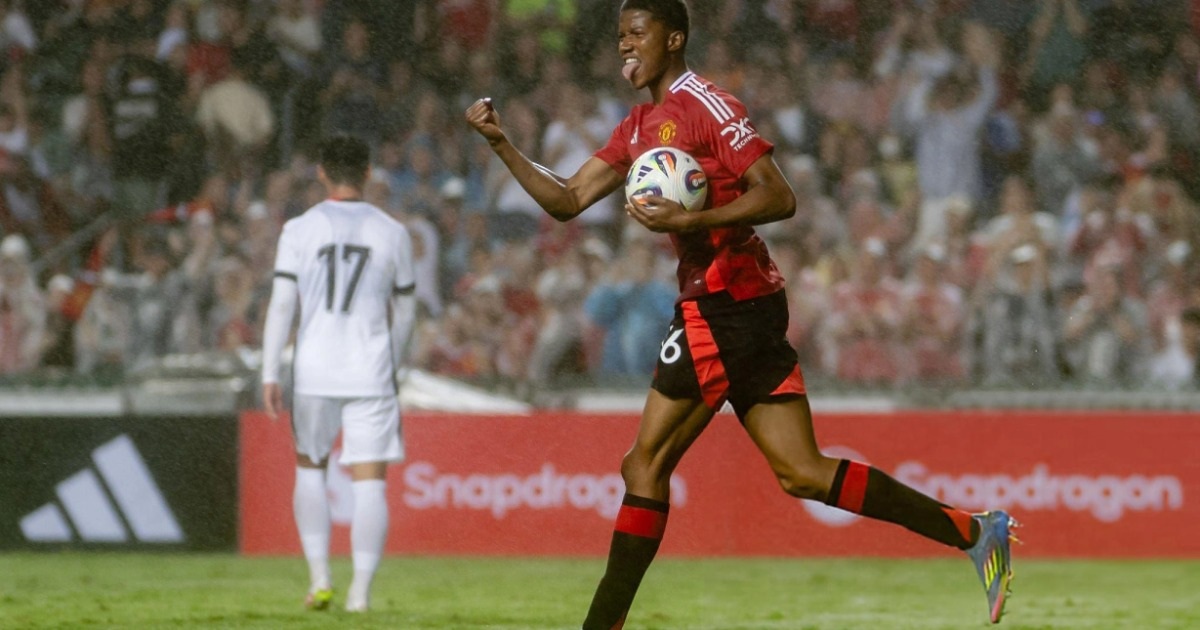 لاعب يبلغ من العمر 17 عامًا يساعد مانشستر يونايتد على عكس مساره في هونغ كونغ