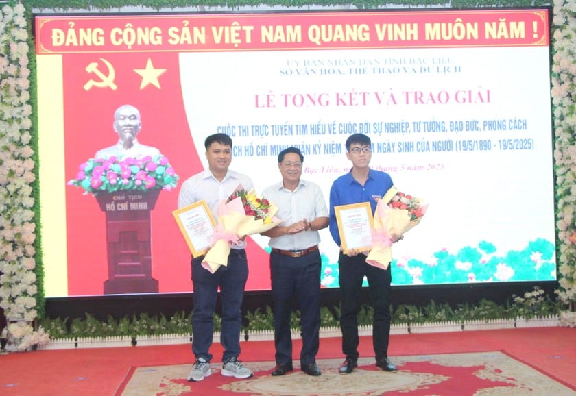 Ông Bùi Tấn Bảy - Ủy viên BTV Tỉnh ủy, Phó Chủ tịch HĐND tỉnh Bạc Liêu, trao giải Nhì cho thí sinh tham gia Cuộc thi.