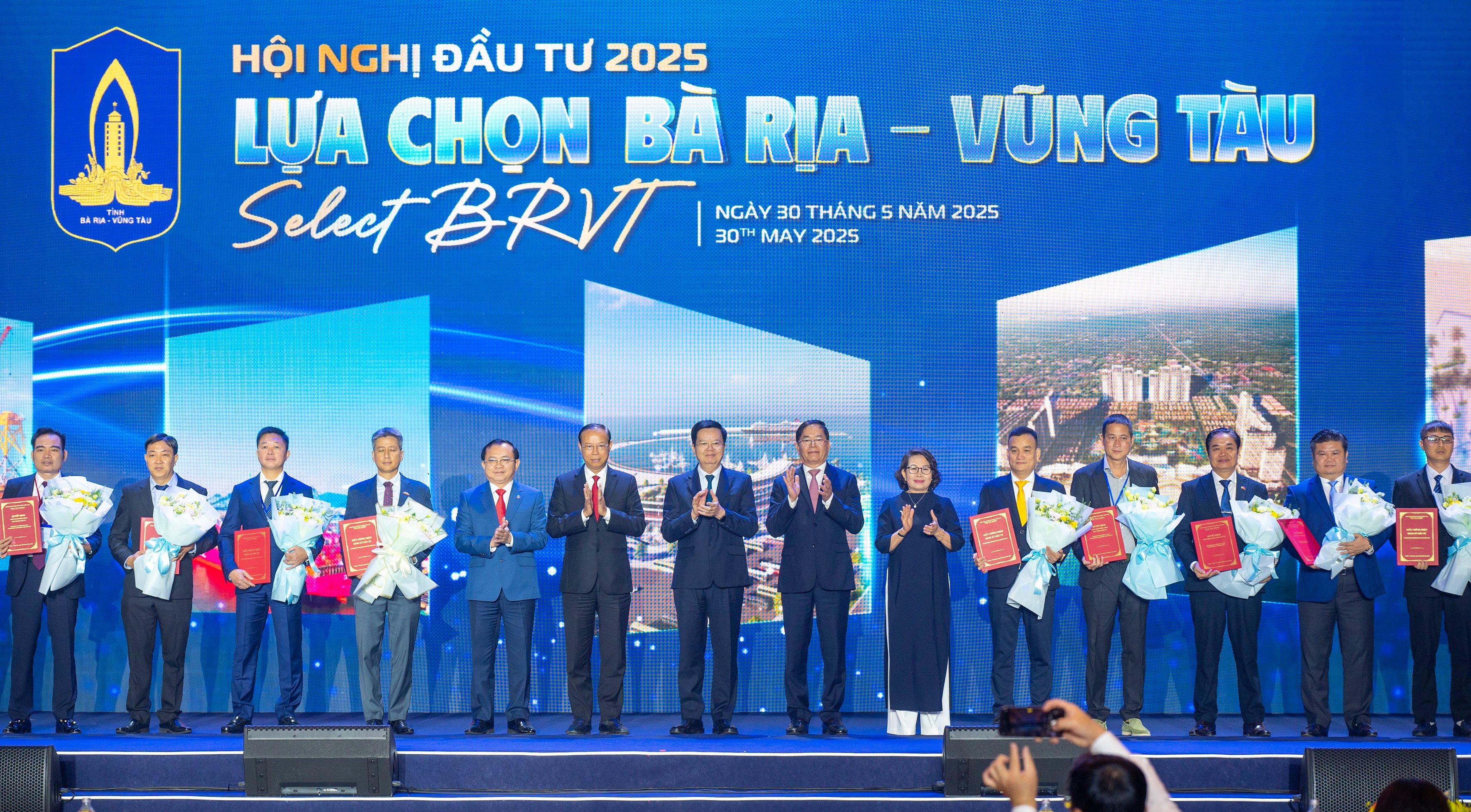 Phó Thủ tướng Mai Văn Chính và lãnh đạo bộ, ngành, lãnh đạo tỉnh chụp ảnh lưu niệm với DN  được trao Giấy chứng nhận, Quyết định chủ trương đầu tư.