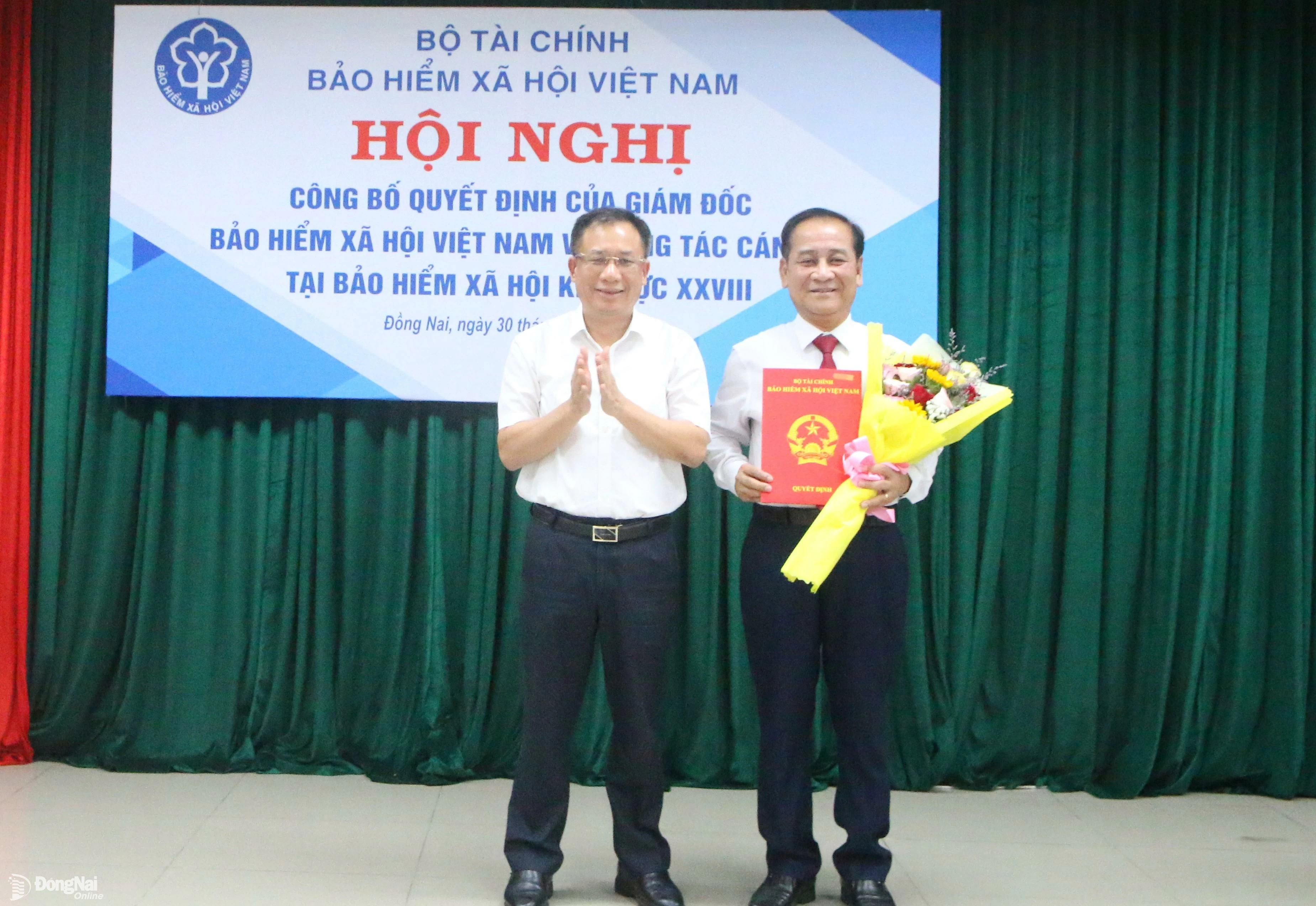Giám đốc BHXH Việt Nam Lê Hùng Sơn trao quyết định bổ nhiệm giám đốc BHXH khu vực XXVIII cho ông Phạm Minh Thành. Ảnh: Hạnh Dung