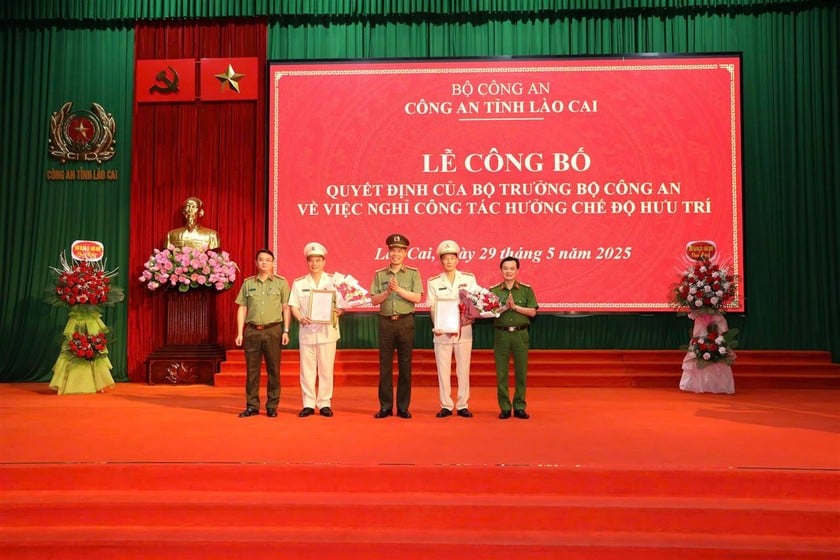 Lãnh đạo Công an tỉnh tặng hoa chúc mừng 02 đồng chí Phó Giám đốc Công an tỉnh