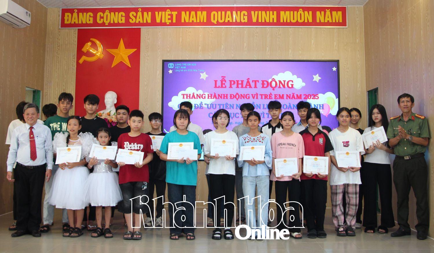 Un représentant de la police provinciale apporte son soutien aux enfants du village d'enfants SOS de Nha Trang.