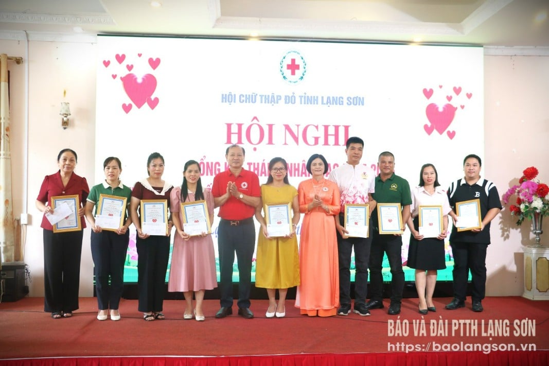 Lãnh đạo Hội Chữ thập đỏ tỉnh trao vinh danh cho các cá nhân có thành tích xuất sắc tham gia Chiến dịch “Triệu bước chân nhân ái - Tiếp nối trang sử vàng” tỉnh Lạng Sơn năm 2025
