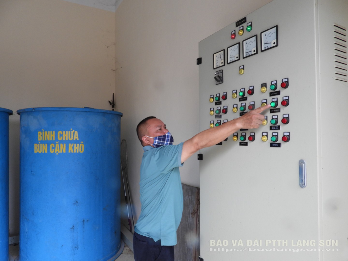 Anh Nguyễn Minh Đức nhân viên bảo vệ trạm bật hệ thống vận hành không tải cho phóng viên quan sát