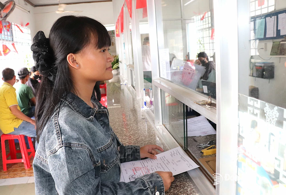 Cao Tuyet Nhi (wohnhaft im Bezirk Tan Mai, Stadt Bien Hoa) kam, um ihre Bewerbung für die Zulassung am Dong Nai Technical College einzureichen.