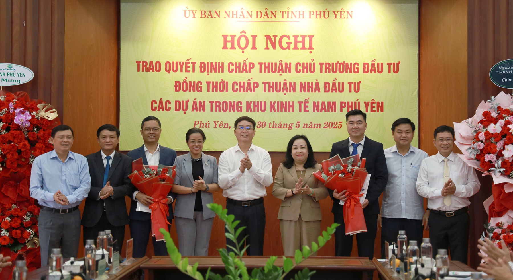 Lãnh đạo 2 tỉnh Phú Yên và Đắk Lắk tặng hoa chúc mừng các nhà đầu tư. Ảnh: KHÁNH HÀ