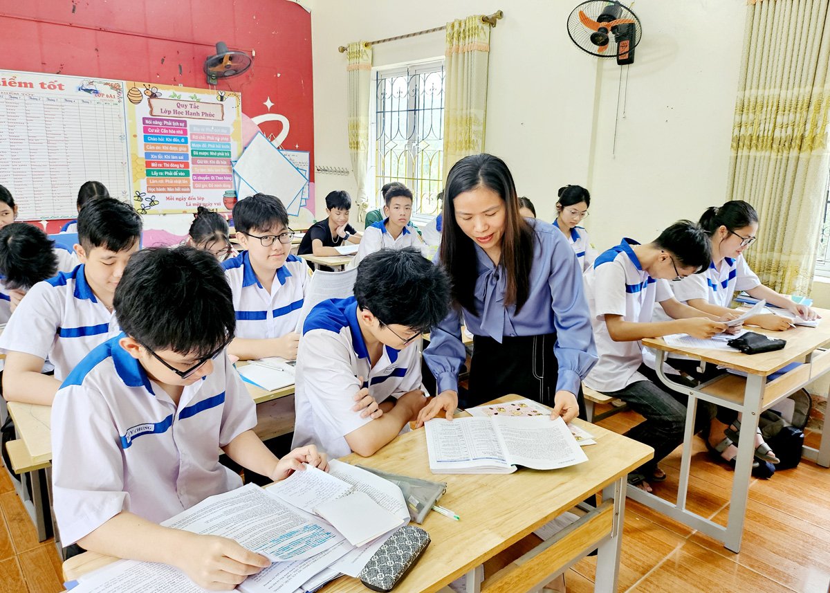 Cô và trò Trường THCS Lý Tự Trọng trong giờ học môn Ngữ Văn

