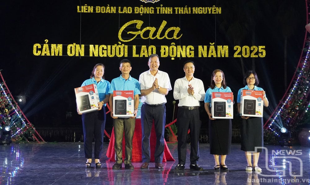 Đồng chí Vũ Duy Hoàng và đồng chí Huỳnh Thanh Xuân trao quà cho các đoàn viên bốc thăm trúng thưởng tại Chương trình.