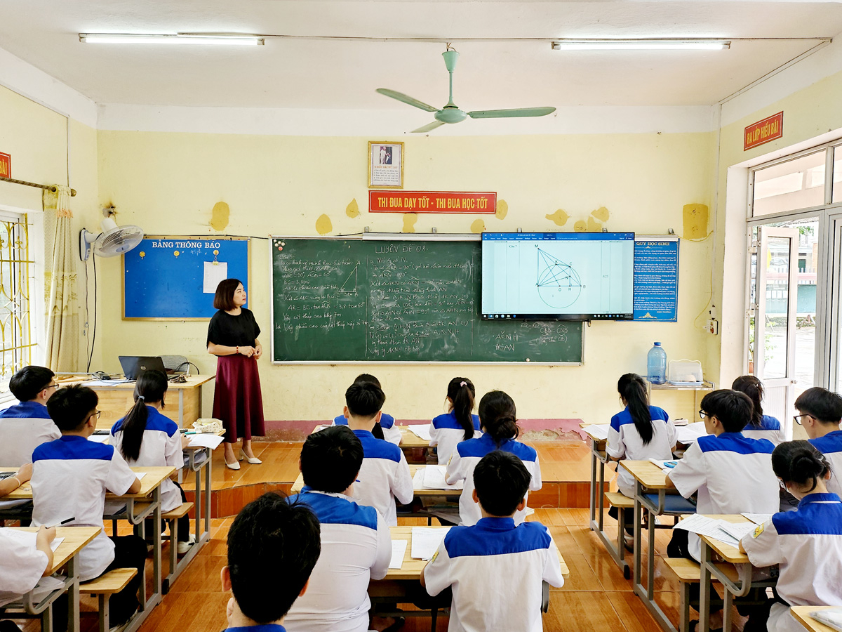 Một tiết ôn tập môn Toán cho các em học sinh lớp 9 chuẩn bị cho kỳ thi vào lớp 10