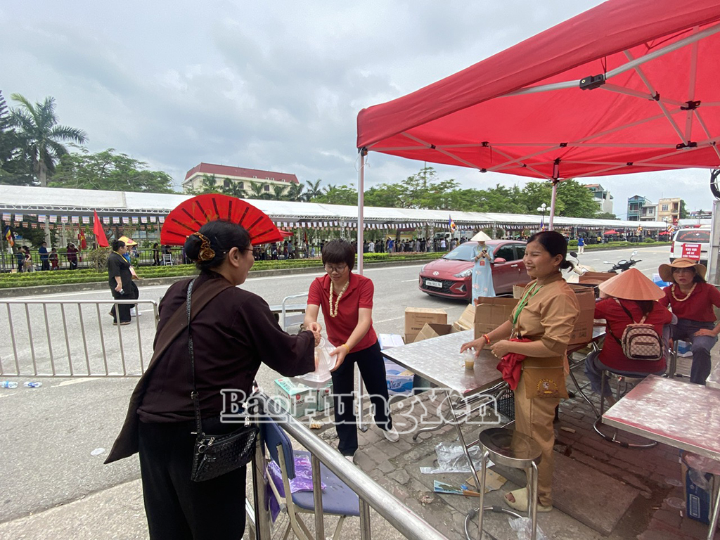 អ្នក​ស្ម័គ្រ​ចិត្ត​ចែក​អាហារ​ដោយ​ឥត​គិត​ថ្លៃ​ដល់​អ្នក​មក​ថ្វាយ​បង្គំ​ព្រះ​សារីរិកធាតុ