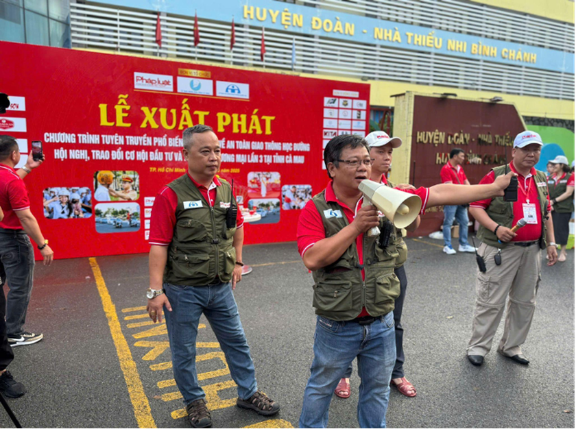 Ông Bùi Thanh Tuấn - Trưởng Ban cung đường hành trình Caravan lần thứ 3 (Cầm loa) chia sẻ mình rất háo hức khi bắt đầu hành trình.