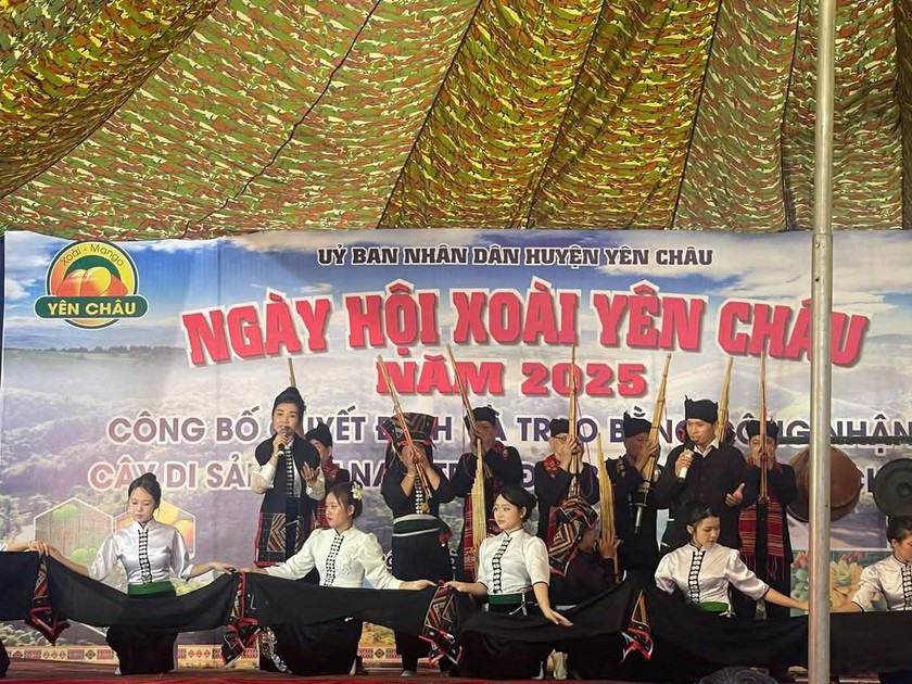 Một tiết mục văn nghệ mang đậm nét văn hóa truyền thống của người Thái Yên Châu.